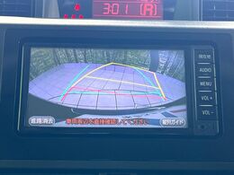 【バックカメラ】駐車時に後方がリアルタイム映像で確認できます。大型商業施設や立体駐車場での駐車時や、夜間のバック時に大活躍！運転スキルに関わらず、今や必須となった装備のひとつです！