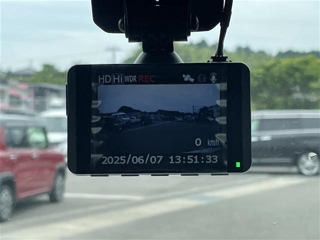 こちらバックミラー周りのの写真になります。割れ・破損等ありませんので、ご安心ください。中古車になりますと、ミラーは結構くすんで汚れていることが多いですが、くまなく清掃しておりますので、ご検討はお早めに