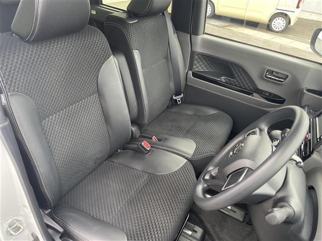 こちらは運転席のシートです。納車前には自社でしっかりクリーニングを行います。また、『AD除菌やシート撥水コーティング（別途料金）』などの、クリーニングメニューもご用意しております。