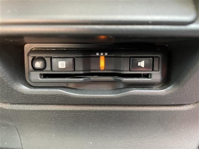 【ETC】有料道路を利用する際に料金所で停止することなく通過できる、ETC車載器（ノンストップ自動料金収受システム機器）が装備されています。セットアップを行うことで利用可能になります。