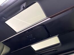 【サンルーフ】開放感たっぷりの希少装備、サンルーフが装着されています！車内に明かりを取り入れたり景色を楽しむ以外にも、車内の空気も簡単に換気できて快適です！