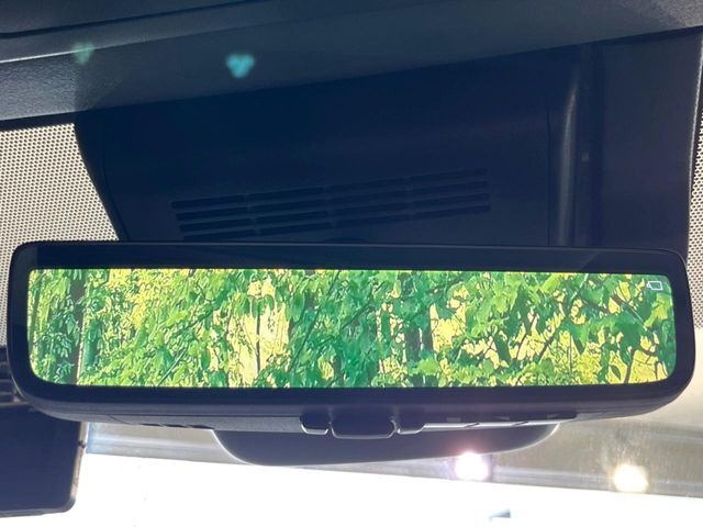 【デジタルインナーミラー】後席の大きな荷物や同乗者で後方が確認しづらい時でも安心！カメラが撮影した車両後方の映像をルームミラー内に表示。クリアな視界で状況の確認が可能です！