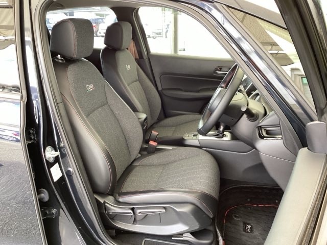 フロント広々、セパレートシートの運転席は、ハイトアジャスターが付いているので、快適にドライブができます。ハンドルはテレスコピック機能で、ハンドル位置を上・下・手前・奥に調節できます。