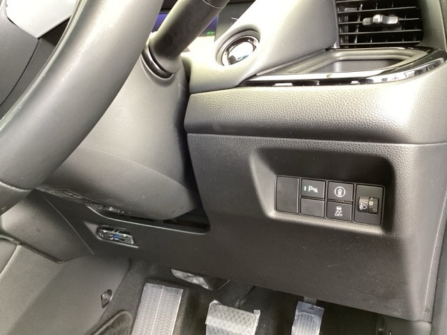 左側に高速で便利なETCがあり、横滑りを防ぐVSAなどのスイッチは、運転席の右側、手の届きやすい位置にあります。