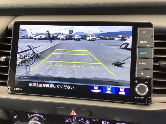 便利な3ビュー切り替え、ガイド線表示付きのバックカメラです！後退時、後方の視界をサポートします！