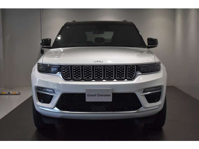 Jeep伝統のセブンスロットグリルで一目でJeepだとわかりますね！
