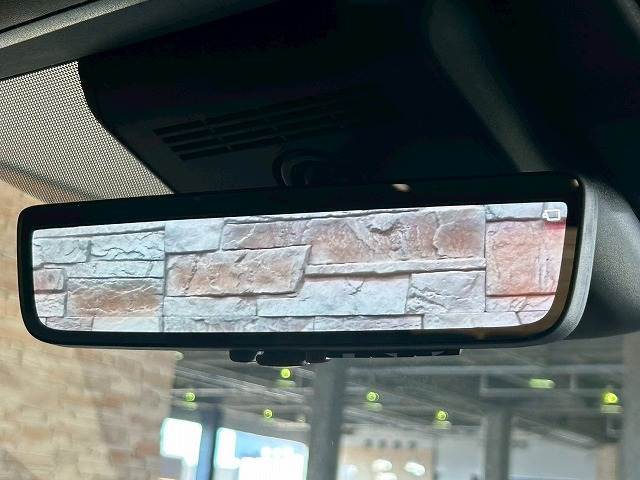 【デジタルインナーミラー】を搭載しております。車両後方のカメラ映像をミラー面に映し出すので、車内の状況や、天候などに影響されずいつでもクリアな後方視界が得られます。