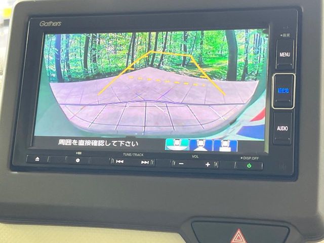 【バックカメラ】駐車時に後方がリアルタイム映像で確認できます。大型商業施設や立体駐車場での駐車時や、夜間のバック時に大活躍！運転スキルに関わらず、今や必須となった装備のひとつです！