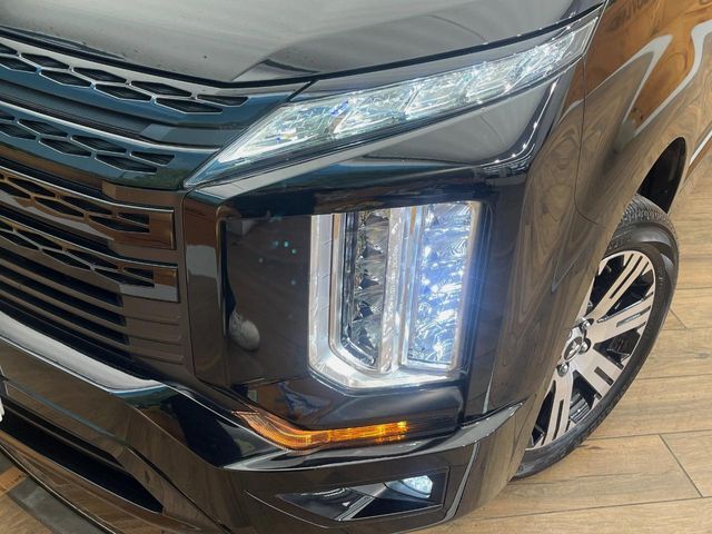 【LEDヘッドライト】悪天候や夜間走行時も良好な視界を確保し安心して運転できる高輝度LEDヘッドライトを装備！点灯速度が早く、消費電力も抑えられています。