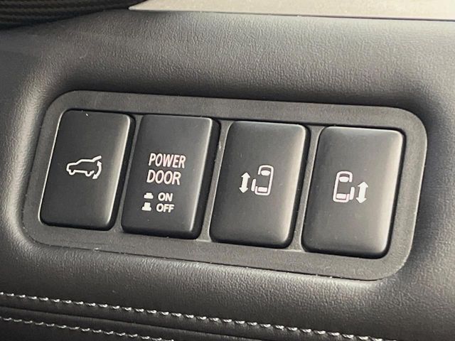 【両側パワースライドドア】スマートキーや運転席のスイッチで後席両側スライドドアの開閉が可能♪電動だから力を入れてドアを開ける必要が無く、小さなお子様でも簡単に開け閉めでき快適です♪