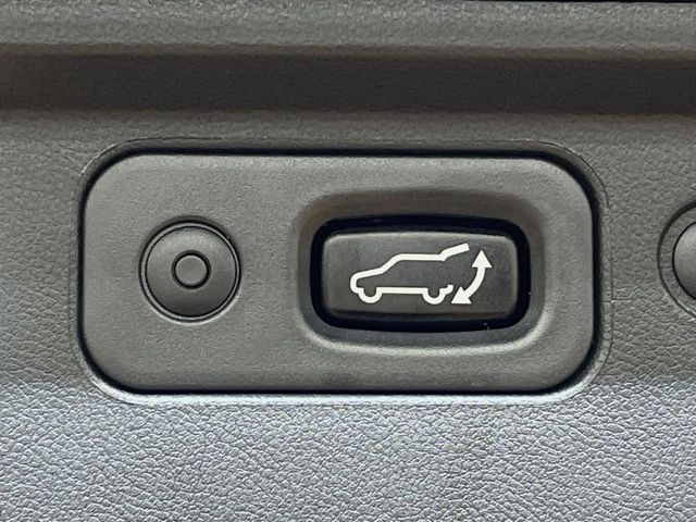 【パワーバックドア】スマートキーや運転席のボタンを押すだけでリアゲートが自動で開閉します！荷物を持っている時や、高い位置にあるバックドアを閉める際に便利な機能です♪