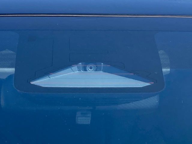 【トヨタセーフティセンス】走行中に前方の車両等を認識し、衝突しそうな時は警報とブレーキで衝突回避と被害軽減をアシスト。より安全にドライブをお楽しみいただけます。