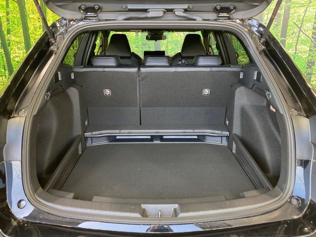 普段のお買い物や通勤、送迎等に十分な荷室スペースを確保しております。セカンドシートを倒すと、大きな荷物の積載も可能です♪