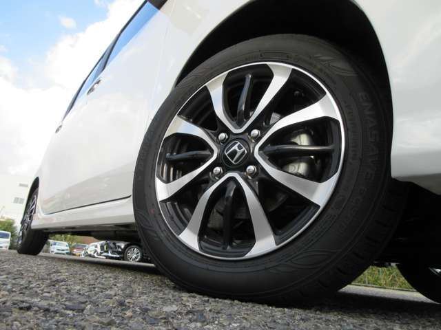 全体的にシンプル且つ機能的に作られておりますので、スッキリとしいて圧迫感が感じられません。是非一度ご来店頂きまして、実際に座ってみて下さい！座り心地や空間をお試し下さい。