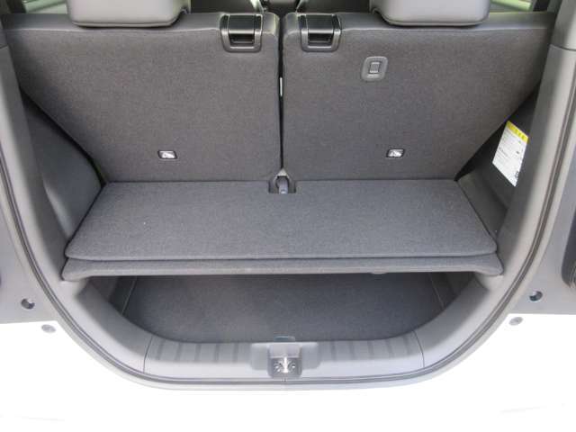 意外と見た目より広く座れるんです！足元も大人の方が乗ってもゆったり出来ます！視界も確保しやすく、長時間のドライブでも酔いにくくなっております！もちろん足元に荷物を置く事も可能です！