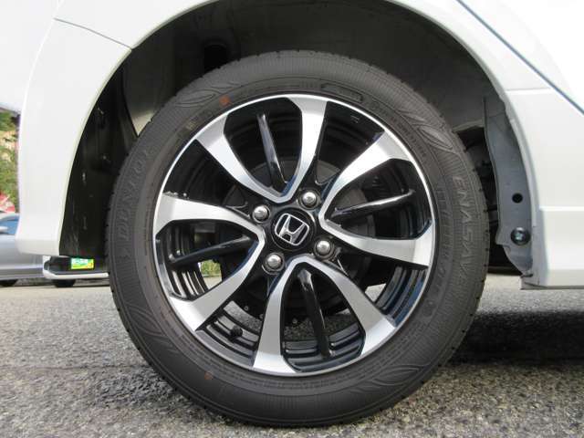 最近のインパネはかっこいいだけでなく、安心・安全に作られています。まずは、お座り下さい。運転している感覚がつかめると思います。