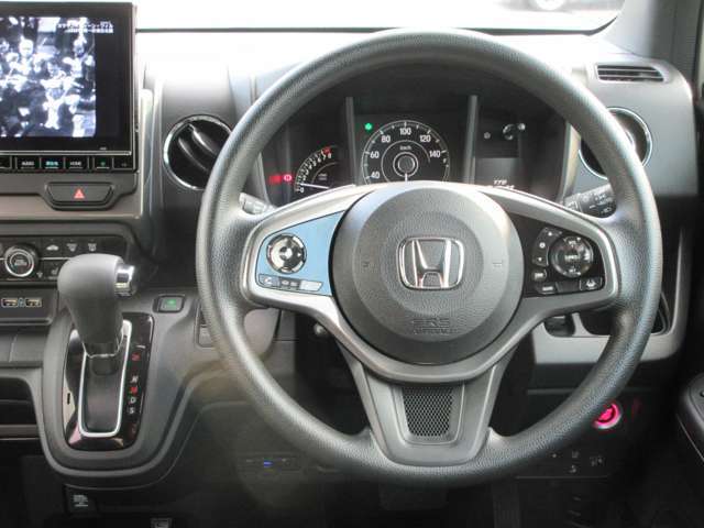 全体的にシンプル且つ機能的に作られておりますので、スッキリとしいて圧迫感が感じられません。是非一度ご来店頂きまして、実際に座ってみて下さい！座り心地や空間をお試し下さい。