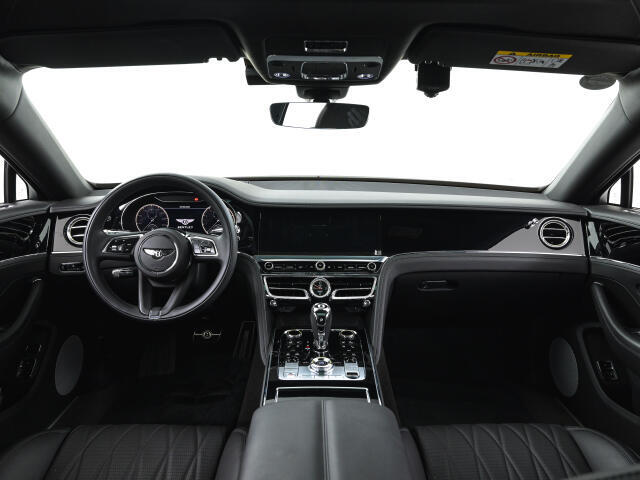 前車追従機能、レーンキープアシスト、ヘッドアップディスプレイも備わり、多数のオプションを備えております。