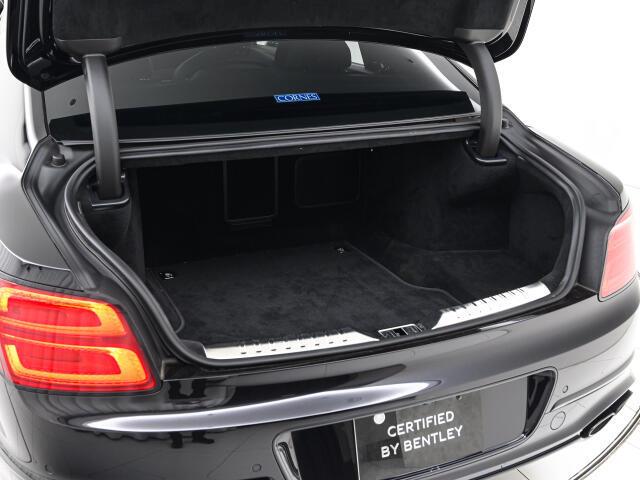 トランク容量は358L。ゴルフバッグもサイズによって2つ積んでいただけます。