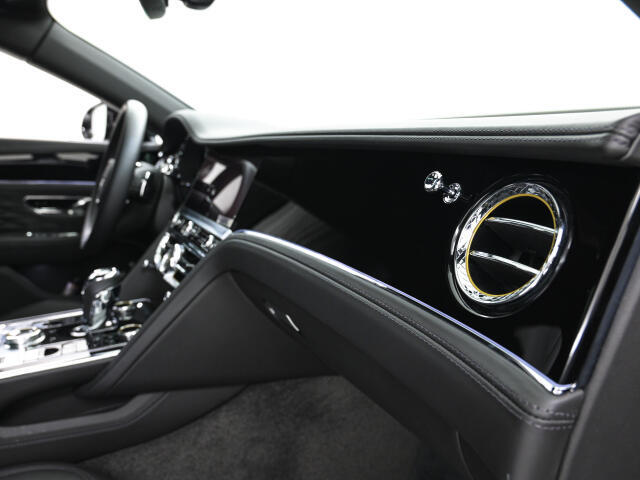 ベントレーは全てオーダーでの発注となっておりますので同じ車種でもステッチやベニヤ部分でまったく違う表情を感じることができます。