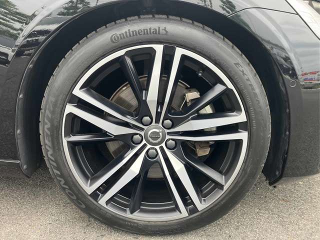R-Design専用18インチアルミホイール。