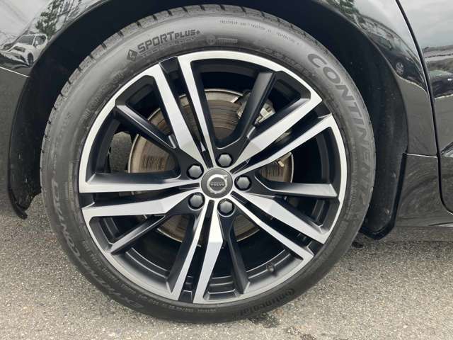 R-Design専用18インチアルミホイール。