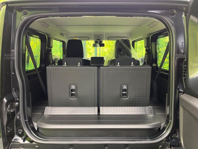 普段のお買い物や通勤、送迎等に十分な荷室スペースを確保しております。セカンドシートを倒すと、大きな荷物の積載も可能です♪