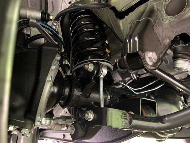 お車を安心してお乗りいただく為には、足回りの定期点検が欠かせません。サービスサポート（有償保証）では無料点検もご提供しており、安心のカーライフをお過ごしいただけるサポート体制が整っています。