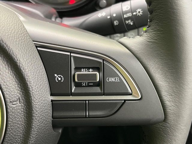【クルーズコントロール】高速道路もラクラク走行。アクセルを離しても一定速度で走行ができ、長距離運転時の負担を軽減！加速・減速も簡単なスイッチ操作で調整できます。