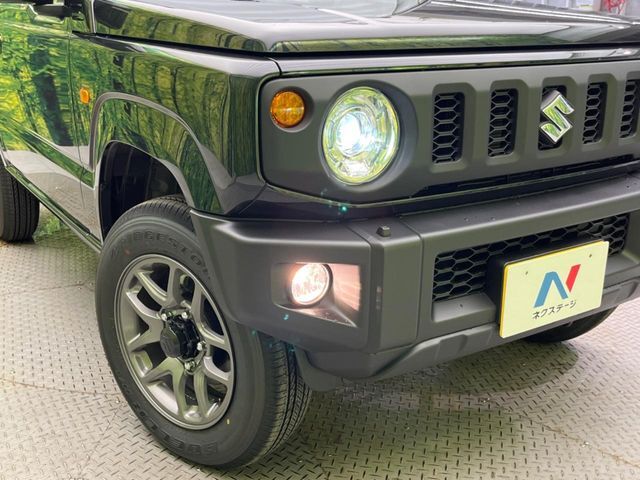 【LEDヘッドライト】悪天候や夜間走行時も良好な視界を確保し安心して運転できる高輝度LEDヘッドライトを装備！点灯速度が早く、消費電力も抑えられています。