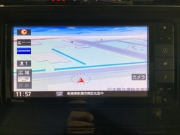 ダッシュボードに自然に溶け込むようにデザインされた純正メモリーナビゲーション。