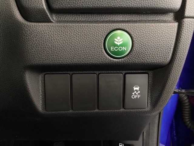 ハンドルの右側にはVSA（ABS＋TCS＋横滑り抑制）の解除スイッチがついています。燃費に役立つECONボタンもここです。
