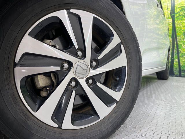 【純正アルミホイール】外観にマッチした純正アルミホイールを装着しております。各種社外アルミホイールや、スタッドレスタイヤも取扱いしております。是非ご相談ください♪