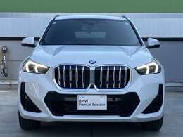 【BMWの伝統】BMWの特徴的な“キドニーグリル”は、80年以上続く伝統の形でございます。変わらないこだわりのデザインが、プレミアムブランド“BMW”を創り出します。