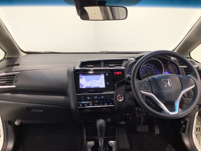 【前方視界】開放的な前方視界！運転がしやすく疲れにくいです♪窓が大きく、見通しがとっても良いおクルマですよ♪