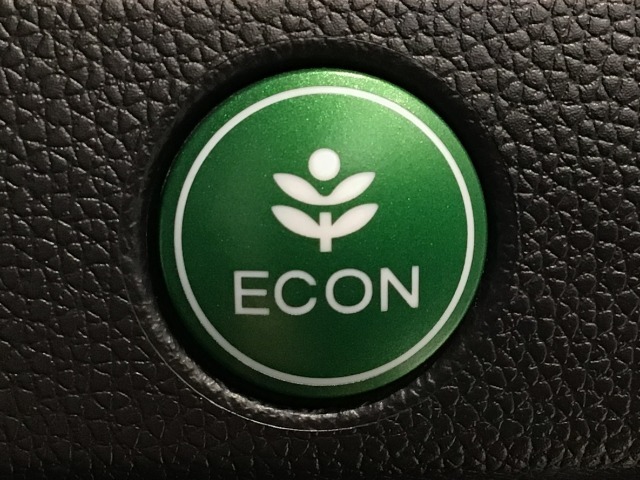★ECONスイッチ★　エコドライブを加速しよう！スイッチをONにすると、運転の仕方によるロスを抑え込み燃費をよくするようクルマが頑張ります（＊＾ー＾＊）燃費向上にチャレンジ♪