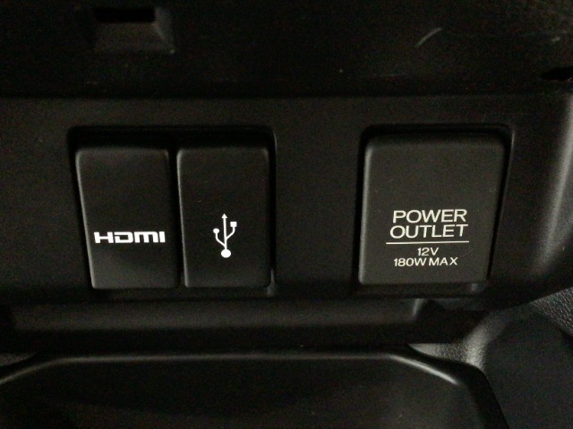 HDMIポート、USBポートが装備されております。HDMIポートを他の機器と繋げることによって、モニターへ映像を流すことができます。