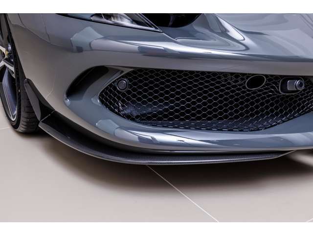 便利なフロントサスペンションリフターが搭載。約4cmの車高アップが可能で、段差のある場所や地下スロープなどを走行する際に重宝いたします。