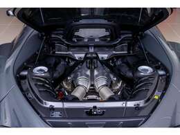 V6エンジンにツインターボを搭載。内燃エンジンとリアの電気モーターとの一体化により830hpを発揮します。鋭い加速が特徴的です。後輪駆動にプラグインハイブリッド（PHEV）が組み込まれてます。