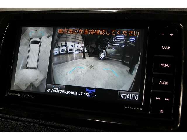 パノラミックビューモニター（全方位運転支援カメラ）装備です。画像は全体と前方の画像です。