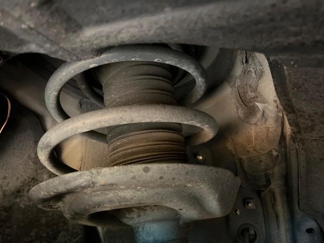 お車を安心してお乗りいただく為には、足回りの定期点検が欠かせません。サービスサポート（有償保証）では無料点検もご提供しており、安心のカーライフをお過ごしいただけるサポート体制が整っています。