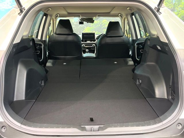 普段のお買い物や通勤、送迎等に十分な荷室スペースを確保しております。セカンドシートを倒すと、大きな荷物の積載も可能です♪