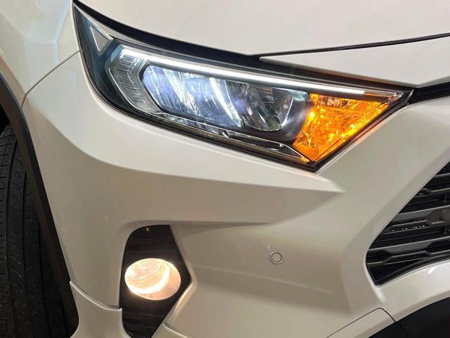 【LEDヘッドライト】悪天候や夜間走行時も良好な視界を確保し安心して運転できる高輝度LEDヘッドライトを装備！点灯速度が早く、消費電力も抑えられています。