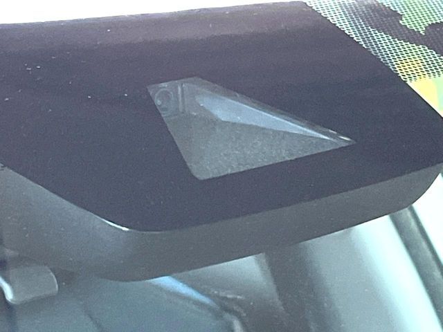 【プリクラッシュセーフティ】前方の車両等を検知し、衝突しそうな時は警報で注意を促し、ブレーキを踏む力をサポート。ブレーキを踏めなかった場合は衝突被害軽減ブレーキが作動、衝突回避をサポートします。
