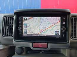 ナビ付いています！遠方に旅行する時には本当に重宝します♪今やメモリーナビ主流ですよ♪メモリーナビの利点はデータの読み書きのスピードが速くレスポンスがいいことです。