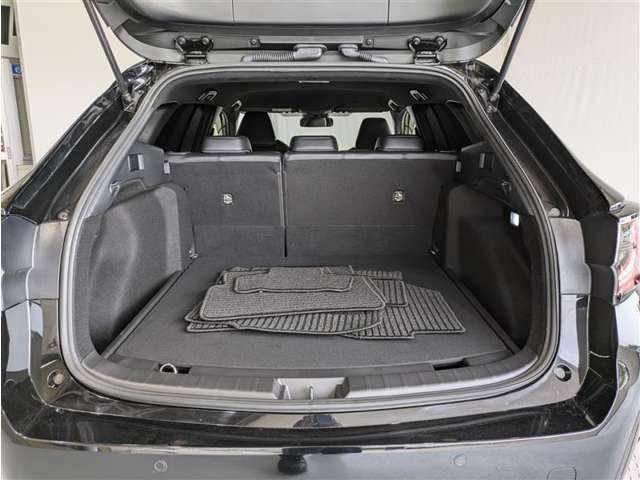 とても広々、大きな開口部の荷室スペースですね。　開口部広々だから、大きな荷物も楽々収納出来ちゃいますね。　荷物スペースは広いほうがいいですよね。