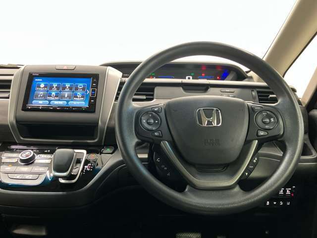 扱いやすいハンドルとスッキリしたインパネ周り