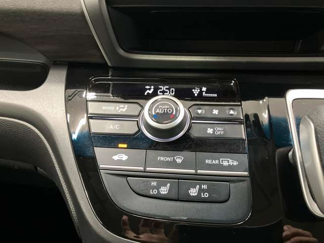 扱いやすいエアコンパネルとシフトレバーで操作も簡単です♪