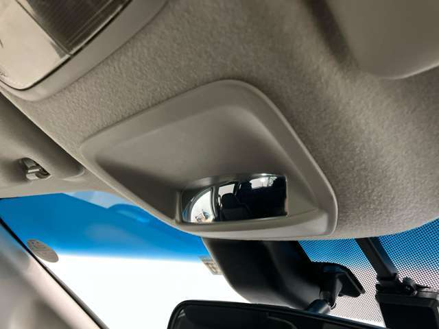 社内確認用の室内用ルームミラーも採用。小さなお子様の動向も振り向かずすぐに確認できます。
