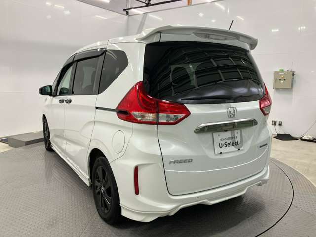 リア　ゲートスポイラー付いてかっこいいです。